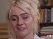 Ersties - Hally spielt mit Farben und Pinseln 12/16