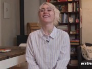 Ersties - Hally spielt mit Farben und Pinseln 5/16