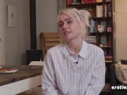 Ersties - Hally spielt mit Farben und Pinseln 8/16