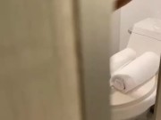 Espió a mi amiga mientras se baña, me la cojo después del concierto | TW: Canela Suave 1/16