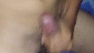 Jovencito latino se masturba viendo porno y termina con tremenda corrida