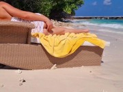 Blondy on beach show her ass