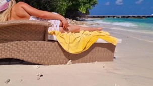 Blondy on beach show her ass