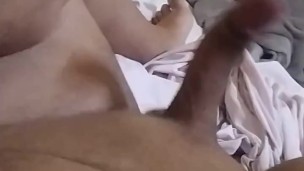 Gordinho brasileiro brincando e batendo no pau