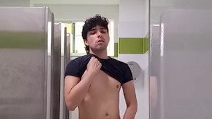 masturbandome en baño publico de famosa universidad en colombia bucaramanga