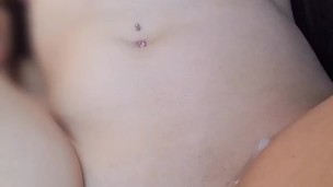 Ele fodeu minha buceta lisinha enquanto eu me masturbava e gozou em mim. Athena Akemi
