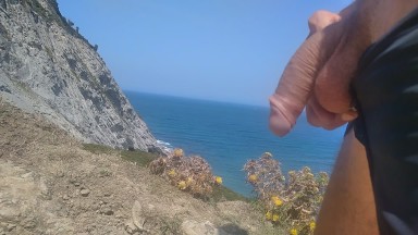 🌳🌊Senderista Guapo se da Un Paseo Con Su Gran Polla Fuera en Una Bonita Zona De Playas Virgenes