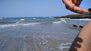 Delgadito Exhibicionista Se Graba Haciendo Nudismo y Los Senderistas le Miran Desde Arriba