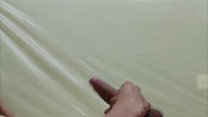 MEN SE JALA LA POLLA PARA MOSTRARLE A SU AMIGA