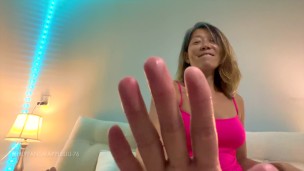 Milf asiática stepmom explode com cumshot ardente