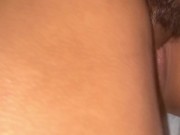 Jovencita Morena delgada de tetas pequeñas resive una corrida dentro de su Coño apretado ! 7/16