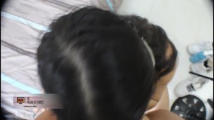 Melanie paga con un anal al mecánico que arregla su coche Porno en español