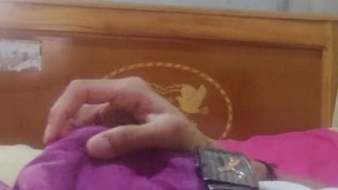 CHICO SE SACA SU POLLA TOCANDOSELA