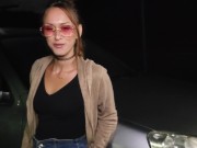 trentenne vergine va al parcheggio scambista e si fotte la ragazza più bella (occhiale matto) 5/16