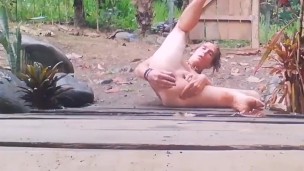Joven disfruta abriendo su lindo culo bajo la lluvia
