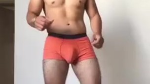 Calentando el cuerpo para follarme al vecino gay