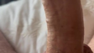 Je baise sa chatte en jouant avec ses lèvres.