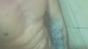 no chuveiro se batendo até gozar