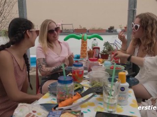 Ersties – Lesbische 4er-Sommer-Orgie auf der Dachterrasse