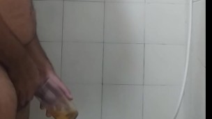 Mijando no copo