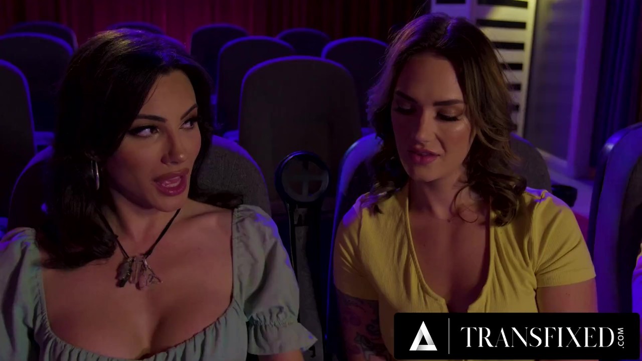 TRANSFIXED - Trans Ariel Demure es atrapada teniendo sexo con Siri Dahl en el teatro durante una cita doble - RedTube