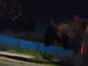 Exibicionismo en la carretera 🍆 joven exhibe su polla en plena autopista