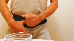 蒸し風呂状況で汗だくラガーマンオナニー