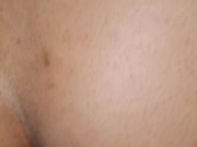 Flaquita y con el culo bien rico me hace terminar en sus nalgas