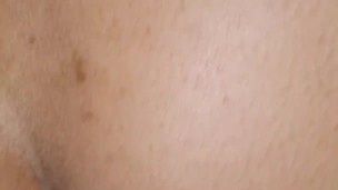 Flaquita y con el culo bien rico me hace terminar en sus nalgas