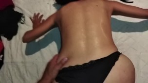 Latina de perrito con la tanga de lado