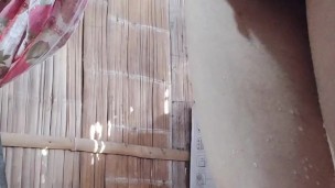 MIENTRAS VECINOS ESCUCHAN MUSICA, YO ME LA JALO