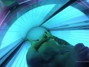 I get horny while I get tanned and I masturbate until I cum on my abs.