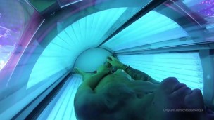 I get horny while I get tanned and I masturbate until I cum on my abs.
