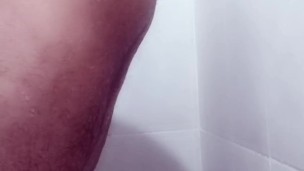 Pequeño dildo para gran trasero