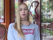 Ersties - Blondine Sirena bringt ihre rasierte Muschi zum Höhepunkt 13/16