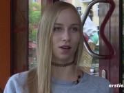 Ersties - Blondine Sirena bringt ihre rasierte Muschi zum Höhepunkt 15/16