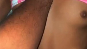 Morena venezolana coje antes de ir a descansar y termina con su tanga llena de leche