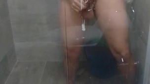 Mi me regaña por el vidrio sucio