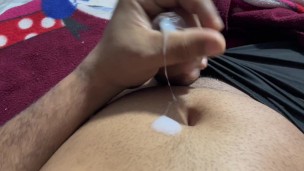 Gritos fuertes de hombre al correrse masivamente sobre el mismo