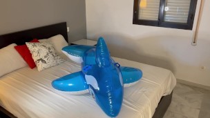 Inflatable pool toy hump - cum - p