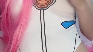 Universitaria japonesa latina vestida de cosplay hace squirt a chorros despues de ver hentai
