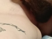 Бородатый нежно лижет киску до оргазма 10/16