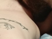 Бородатый нежно лижет киску до оргазма 13/16