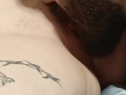 Бородатый нежно лижет киску до оргазма 4/16