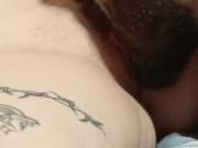 Бородатый нежно лижет киску до оргазма 6/16