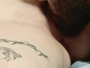 Бородатый нежно лижет киску до оргазма 7/16