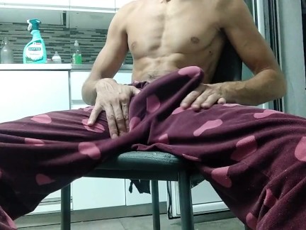 Gay Se Pajea Con el Pijama y Su Grandisima Polla Por Poco le Hace Agujero