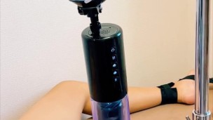 手足を拘束、電動オナホで搾精しようとしたら回転