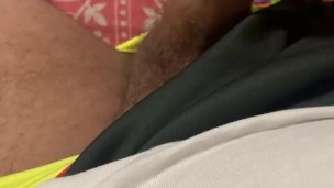 Giovane bear con grandi piedi si stuzzica le grosse palle