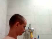 Сую любимую щетку папы с любимым мылом мамы в свою грязную попку прошу строго не судить за это 4/16